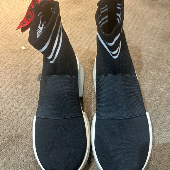 DKNY women’s sock sneakers - Picture 1 of 4